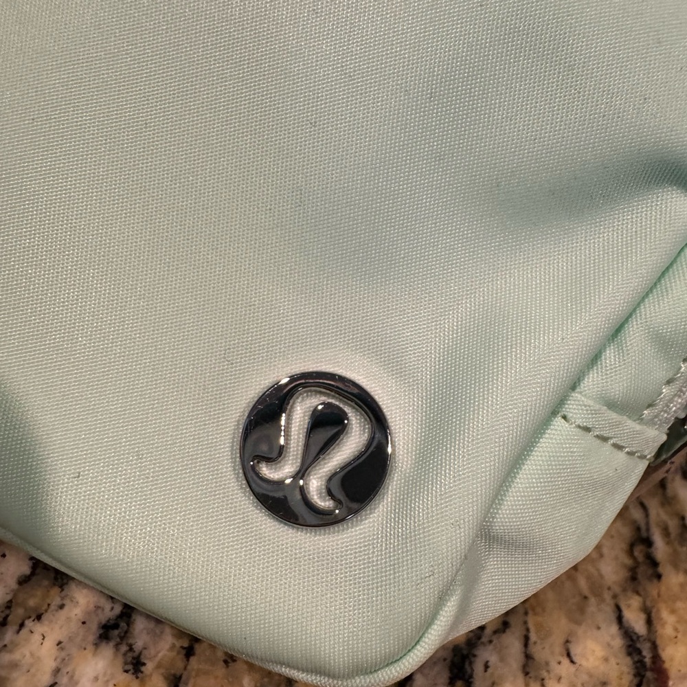 Lululemon everywhere belt bag